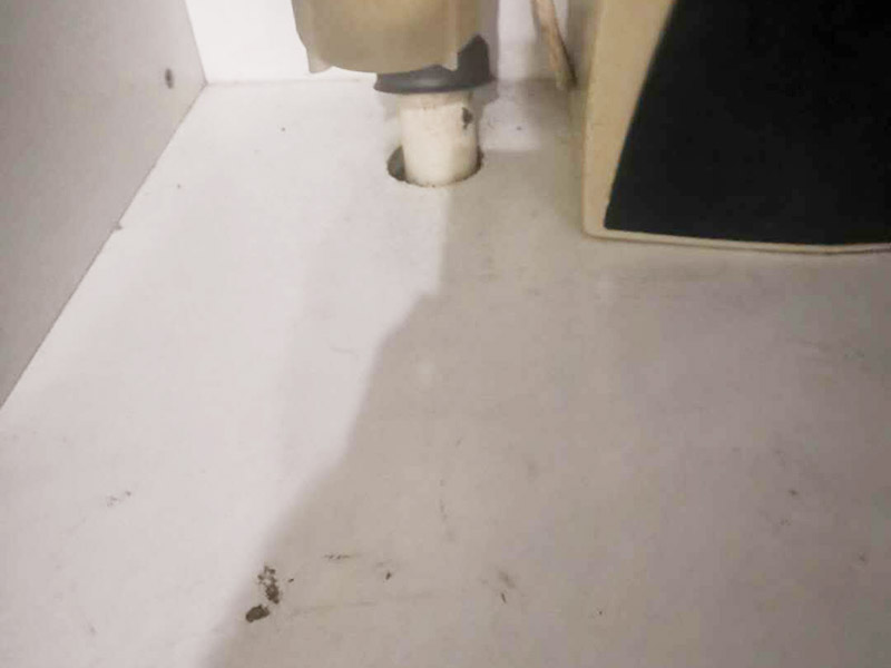 廚房水管漏水維修:如果是PVC的水管的話，就可以去買一根PVC的水管來自己接，先把壞了的那根管子割斷，把接口先套進(jìn)管子的一端，使另外的一端的割斷位置正好與接口的另外的一個(gè)口子齊平，使它剛好能夠弄直，然后把直接往這一端送，使兩端都有一定的交叉接著距離(長度)然后把它拆卸下來，用PVC膠水涂抹在直接的兩端內(nèi)側(cè)與兩個(gè)下水管的外側(cè)。