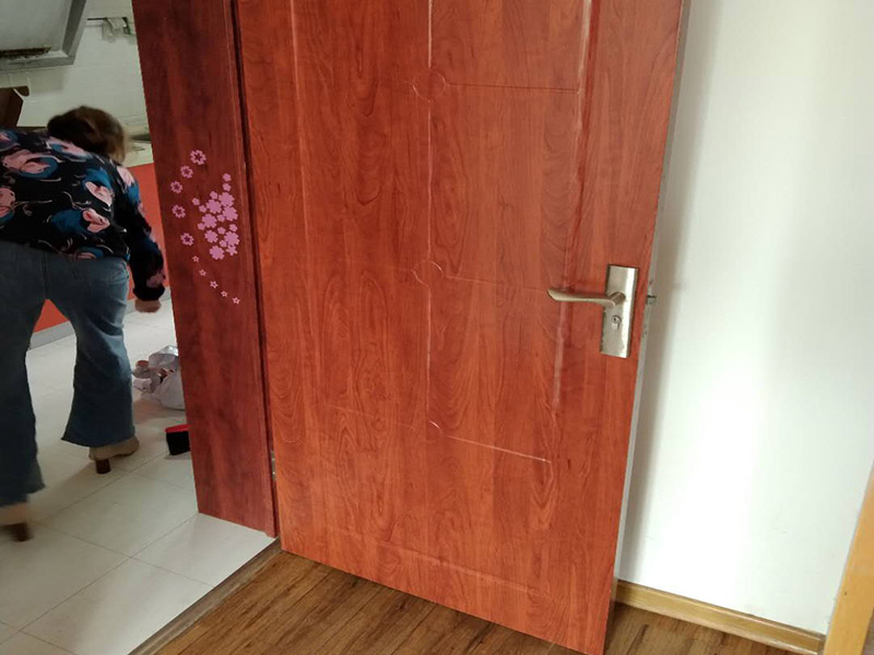 臥室木門維修:1.漆面表面劃傷用一只顏色與家具相同的普通的繪圖用蠟筆，在劃痕上劃一劃，使其與周邊漆面高度相同，再薄薄地涂上一層透明的清漆就可以了；2.油漆剝落修復，清漆家具表面小塊油漆剝落后可取同色廣告顏料涂補，再用清漆涂在表面，即完好如初3.裂縫填補用油灰和顏料拌勻后嵌入堵平，但要注意顏料要和原油灰的顏料、原油漆色彩一致，以防留下疤跡