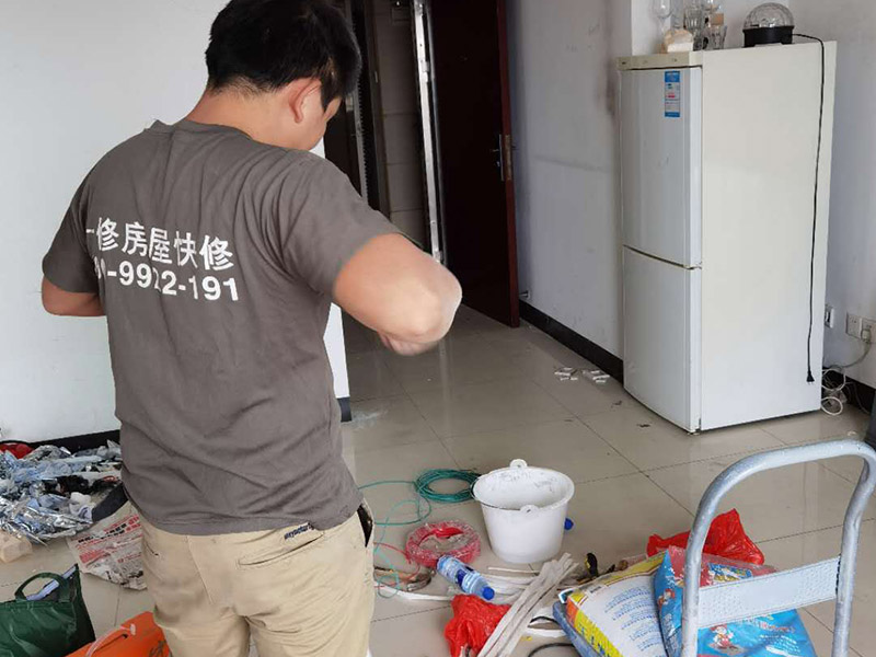 墻面打孔維修:1、 墻體打孔時(shí)要留心來(lái)回抽插，不要為了圖速度，留神干粉卡鉆。 2、墻體打孔時(shí)鉆頭一定要穩(wěn)，不要左搖右搖，因?yàn)槟銚u的一起，相當(dāng)于加大鉆頭的摩擦力。 3、不要想一炮終究，下壓時(shí)留心力度，難打時(shí)或下降緩慢時(shí)，一定要拔出鉆頭，調(diào)查是不是有磚頭芯斷在鉆頭內(nèi)。 4、沒(méi)有水管或水源時(shí)，最佳不要用把水加在鉆頭里再打這種方法鉆洞，因?yàn)橹恍枭倭康乃脑?，水?huì)把粉末粘住，構(gòu)成稀泥。增加鉆頭的摩擦力，這時(shí)比干打或水打都艱難。 5、需要注意的是，在進(jìn)行打孔施工之前要找專業(yè)的打孔公司或人員，不夠?qū)I(yè)的技術(shù)人不僅可能對(duì)墻體造成損傷，有可能還會(huì)發(fā)生意外事故，對(duì)業(yè)主的利益造成威脅。而在鉆孔工費(fèi)計(jì)算的時(shí)候，也要與施工方溝通好各個(gè)細(xì)節(jié)，加強(qiáng)監(jiān)督以免遭成追悔莫及的情況。