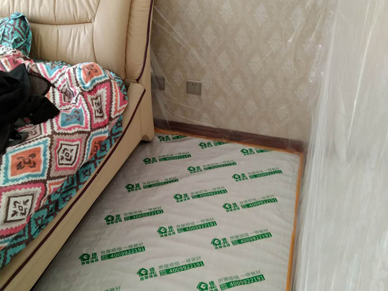 全屋成品保護措施：各種裝修物料的進場以及各種建筑裝修垃圾的清理，都會經過入戶門，這些物品在搬運的過程中，難免會和入戶門發生磕碰，造成入戶門的磕碰劃傷，所以，第一個需要做好成品保護的地方就是入戶門。在裝修開工前直到家具進場期間，都需要對入戶門進行保護！可以使用成品保護膜將門包裹。 在進行木門、櫥柜、家具等的相關的安裝或組裝的過程中，成品保護主要體現在兩個方面：一是原有的墻面、地面裝飾的保護，盡量避免因為這些安裝工程對已裝的部分造成破壞；二是安裝的物品本身的保護，注意不要在安裝過程中造成磕碰、劃傷等損傷。