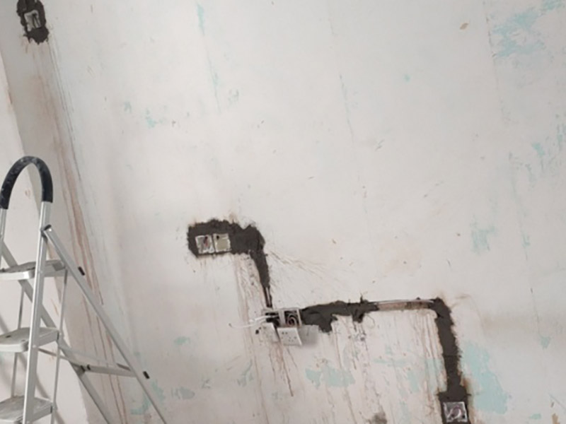 電路改造是重要的隱蔽工程之一，在施工中，電路改造的工序比較復雜，很容易會出現一些安全隱患，因此電路改造施工過程必須嚴格按規范進行。很多朋友在裝修的時候沒有考慮到入住后的實際需要，往往對電線插座的安裝掉以輕心。到了入住就后悔莫及。因此，裝修時考慮清楚，以免讓電線插座給入住留下裝修遺憾。