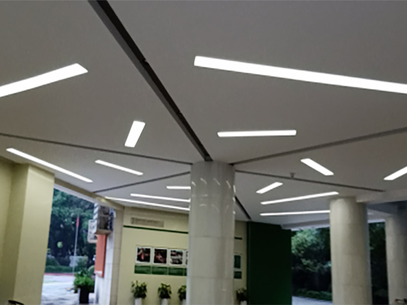 天花板燈具維修:首先在更換的時(shí)候需要將這個(gè)電源的閘給關(guān)掉，這樣才能夠讓自己更加安全。不然會(huì)危及生命。其次可以用吸盤或是吊鉤把這個(gè)電器旁邊的鋁扣板先扣住一個(gè)腳，然后再把整塊扣白以及相鄰幾塊取出，這樣就有空間來進(jìn)行更換燈的一個(gè)工作。最后摘下燈面板，就打開了吊頂燈的內(nèi)部，需要拔下舊的驅(qū)動(dòng)電源和燈板的插座，換上新的驅(qū)動(dòng)電源，接著將新燈電源插座接上，最后再把燈具面板安裝上。注意，裝燈面板時(shí)四周要與扣板對(duì)齊，如果沒有對(duì)齊安裝好，會(huì)導(dǎo)致燈罩墜落。