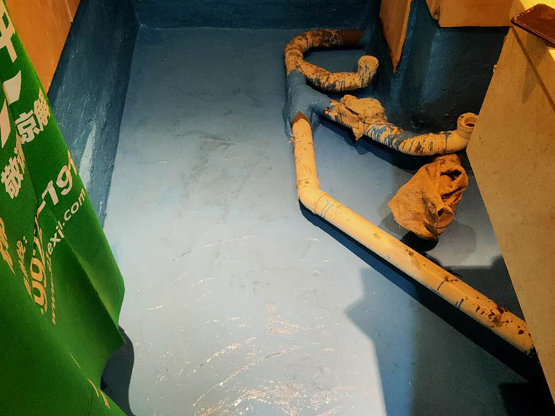 衛(wèi)生間地面防水處理：在進(jìn)行防水處理之前，一定先找平地面，如果地面不平或效果不好，可能造成因防水涂料薄厚不均而導(dǎo)致的開裂滲漏。地漏，墻角，管跟等接縫處要使用高彈性的柔性防水涂刷，因?yàn)樾l(wèi)生間的墻與地面之間的接縫處會移位最容易滲水。 防水層做好后要留余一定的時間，讓防水層與建筑更好的融為一體，然后在防水層上做保護(hù)層在鋪地磚，施工過程中，可千萬馬虎不得。要盡量的保護(hù)防水層。 防水是隱蔽工程，后續(xù)的施工也有可能會破壞防水層，如果地磚已鋪設(shè)完畢，可千萬不要砸地磚，用專業(yè)的補(bǔ)縫防水材料，把所有的縫隙堵住做好防水就好了。也同樣適用于衛(wèi)生間防水層失效后防水工程。