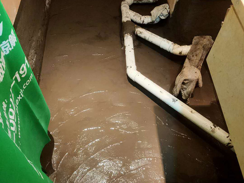 衛(wèi)生間地面防水處理：在進(jìn)行防水處理之前，一定先找平地面，如果地面不平或效果不好，可能造成因防水涂料薄厚不均而導(dǎo)致的開裂滲漏。地漏，墻角，管跟等接縫處要使用高彈性的柔性防水涂刷，因?yàn)樾l(wèi)生間的墻與地面之間的接縫處會移位最容易滲水。 防水層做好后要留余一定的時間，讓防水層與建筑更好的融為一體，然后在防水層上做保護(hù)層在鋪地磚，施工過程中，可千萬馬虎不得。要盡量的保護(hù)防水層。 防水是隱蔽工程，后續(xù)的施工也有可能會破壞防水層，如果地磚已鋪設(shè)完畢，可千萬不要砸地磚，用專業(yè)的補(bǔ)縫防水材料，把所有的縫隙堵住做好防水就好了。也同樣適用于衛(wèi)生間防水層失效后防水工程。