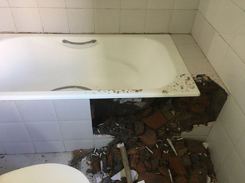 浴缸拆除防水案例：1.衛(wèi)生間地面先做找平。如果要更換衛(wèi)生間的地磚，在將原有地磚鑿去之后，一定要先用水泥砂漿將地面找平，然后再做防水處理。這樣可避免防水涂料因薄厚不均而造成滲漏。 2、接縫處要涂刷到位。衛(wèi)生間墻地面之間的接縫以及上下水管道與地面的接縫處，是最容易出現(xiàn)問題的地方。在施工中，一定要督促工人處理好這些邊角地方，將防水涂料涂抹“到位”。 3、墻面處理也很重要。在一般的衛(wèi)生間防水處理中，墻面上也要做大約30厘米高的防水涂料，以防積水滲透墻面。但如果是衛(wèi)生間的墻面是非承重的輕體墻，就要將整個(gè)墻面滿涂防水涂料。 4、防水實(shí)驗(yàn)一定要做。在衛(wèi)生間施工完畢后，將衛(wèi)生間的所有下水堵住，并在門口砌一道25厘米高的“坎”，然后在衛(wèi)生間中灌入20厘米高的水。在24小時(shí)后，再檢查四周墻面和地面有無滲漏現(xiàn)象。這種24小時(shí)的防水實(shí)驗(yàn)。