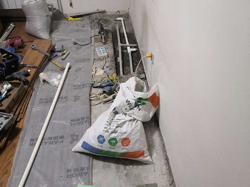 地板下水管漏水維修:關閉閥門，找出水管的位置走向，找到和主管連接的活接。埋在磚下的或是鐵管或熱熔管，一般鐵管出現漏水的情況多。空間不足，或采用明管影響美觀，通行及擺放物品時，就要除掉地磚重新換管。先把地磚水管位置刨開，露出里面的管道。若是熱熔管，需要熱熔工具，可以找施工人員更換。水管更換完畢，一定要打開閥門試水。仔細觀察接頭處是否有滲漏滴水情況。 當沒有滲水情況時，才可以重新鋪磚覆蓋。