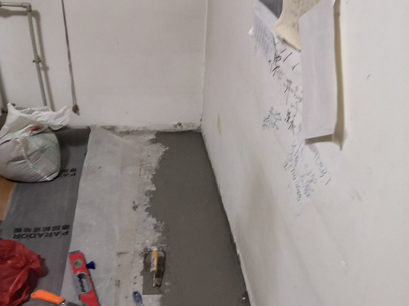 地板下水管漏水維修:關閉閥門，找出水管的位置走向，找到和主管連接的活接。埋在磚下的或是鐵管或熱熔管，一般鐵管出現漏水的情況多。空間不足，或采用明管影響美觀，通行及擺放物品時，就要除掉地磚重新換管。先把地磚水管位置刨開，露出里面的管道。若是熱熔管，需要熱熔工具，可以找施工人員更換。水管更換完畢，一定要打開閥門試水。仔細觀察接頭處是否有滲漏滴水情況。 當沒有滲水情況時，才可以重新鋪磚覆蓋。