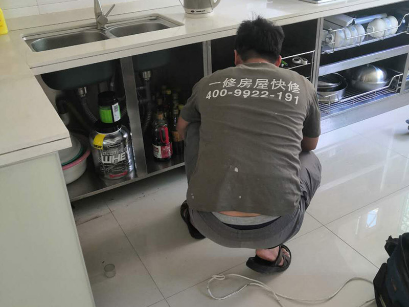 鞋柜櫥柜門組裝：1、貼準櫥柜基準線實行安裝：在櫥柜安裝設計里，先在安裝位置畫上基準線，方便進行校對，保證每一個櫥柜之間保持整齊； 2、別遺漏任何一顆螺絲釘：在安裝柜門時，需要很多螺絲釘，確保每一顆螺絲釘不能遺漏，否則無法保證櫥柜門的使用效果； 3、鉸鏈安裝：鉸鏈相當于櫥柜門的鎖，安裝在柜門后面，通過彈簧滑動裝置來控制，使用方便。