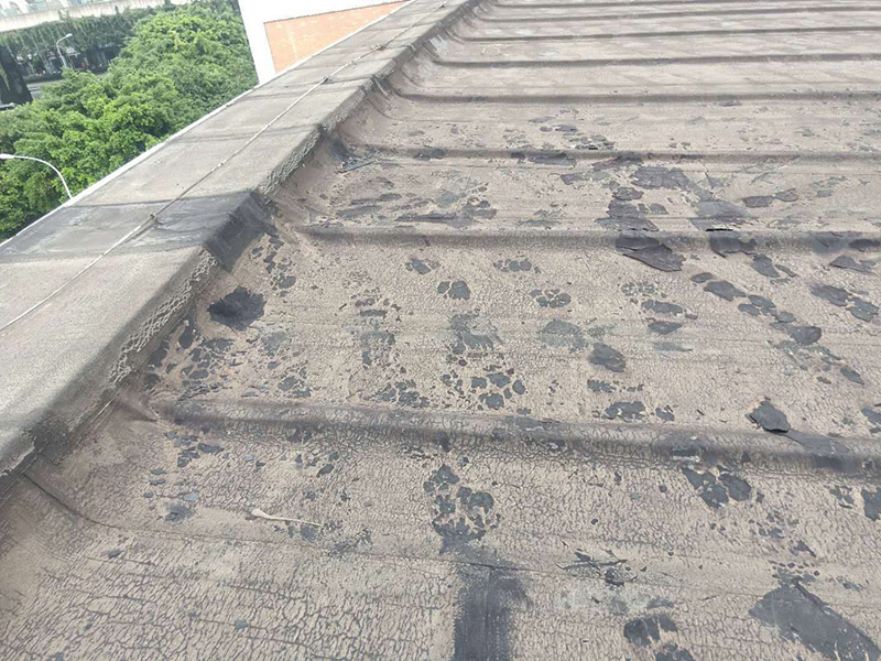 廠房屋頂防水處理：首先，用水泥砂漿找平，同時做好防水層和保護層，然后，檢查基層處理并進行清理，要求不能有任何雜質，且屋面必須保持干燥，否則會直接影響防水效果，最后，根據當天的施工量配置相應的瀝青，并參照從高到低、從遠到近的順序，開始鋪貼屋面防水卷材。