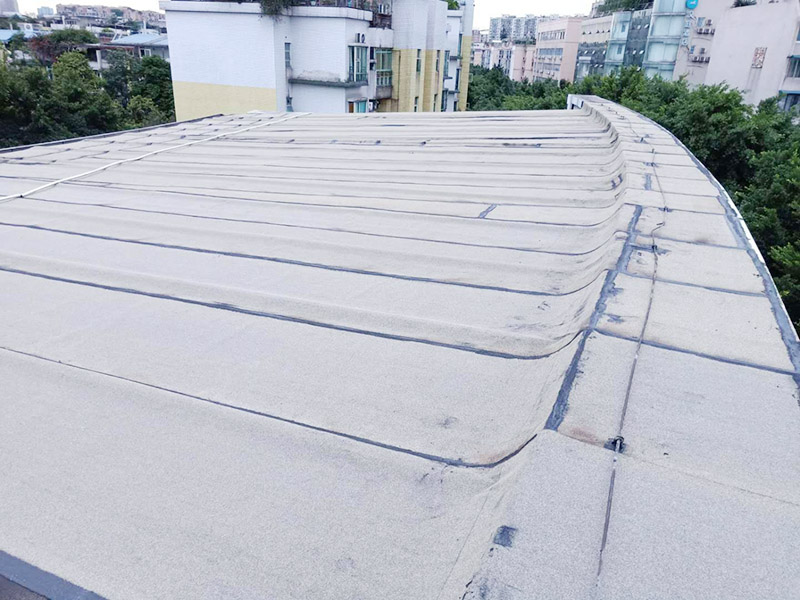 廠房屋頂防水處理：首先，用水泥砂漿找平，同時做好防水層和保護層，然后，檢查基層處理并進行清理，要求不能有任何雜質，且屋面必須保持干燥，否則會直接影響防水效果，最后，根據當天的施工量配置相應的瀝青，并參照從高到低、從遠到近的順序，開始鋪貼屋面防水卷材。