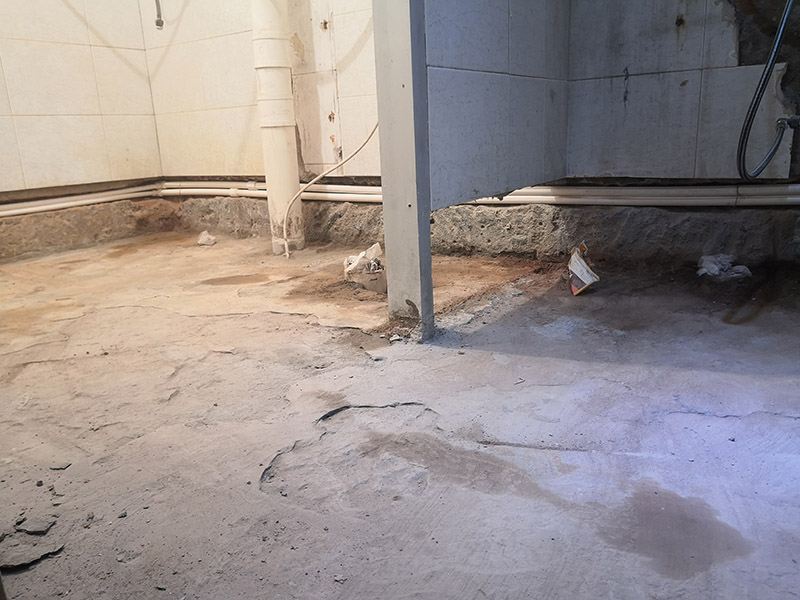衛(wèi)生間地面找平防水:衛(wèi)生間做防水處理的第一步就是涂抹防水涂料，但是因為普通的住宅衛(wèi)生間普遍都比較小，并且都會有管線穿過樓板的情況，因此在做衛(wèi)生間防水時一般都是涂抹防水涂料而不是采用卷材來進行防水。 涂刷完防水涂料之后，再等涂料完全干燥后就可以進行閉水試驗了。做閉水試驗之前需要把衛(wèi)生間的所有出入水口都堵住，然后在衛(wèi)生間里放水，高大致在2厘米左右即可，然后等到第二天看一下衛(wèi)生間樓下的天花板有沒有漏水，還有看一下衛(wèi)生間隔壁的墻體是否有滲水的情況。 衛(wèi)生間防水處理的工作做完以后還需要將衛(wèi)生間的一些垃圾和廢棄的工具都清理干凈，要保持地面和衛(wèi)生間墻體的整潔。