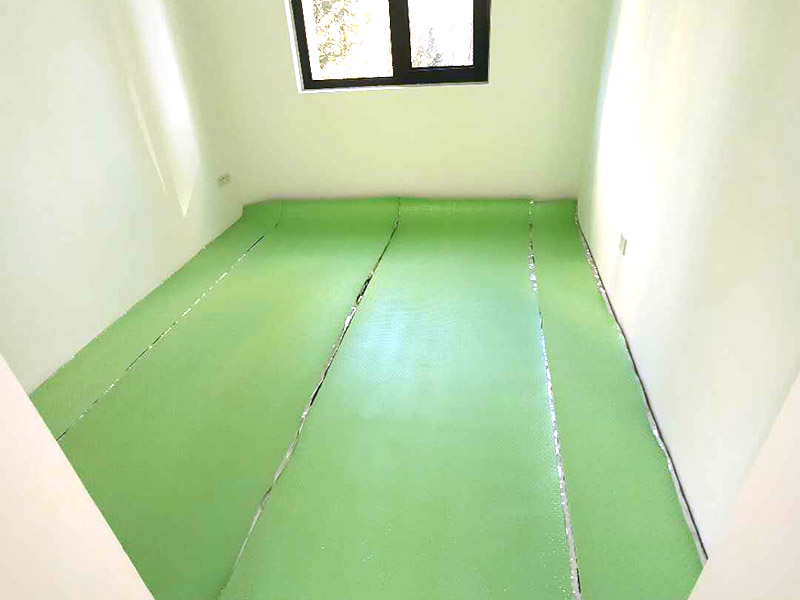臥室木地板鋪貼：直接粘貼鋪法：這種鋪設(shè)方法是將地板直接粘貼在地板，因此在鋪設(shè)時(shí)，地面需要保持干燥平整個(gè)，我們?cè)阡佋O(shè)時(shí)，最好用太長(zhǎng)的木板鋪設(shè)，否則容易出現(xiàn)翹起，最好選擇那些長(zhǎng)度在30cm以下實(shí)木或者軟木地板進(jìn)行鋪設(shè)，那些小塊的柚木或者拼花地板則可直接進(jìn)行鋪設(shè)。 適用的種類(lèi)：拼花、軟木地板以及復(fù)合木地板。 優(yōu)缺點(diǎn)：安裝簡(jiǎn)單方便，外觀精美，但對(duì)施工要求較高，容易出現(xiàn)翹邊。