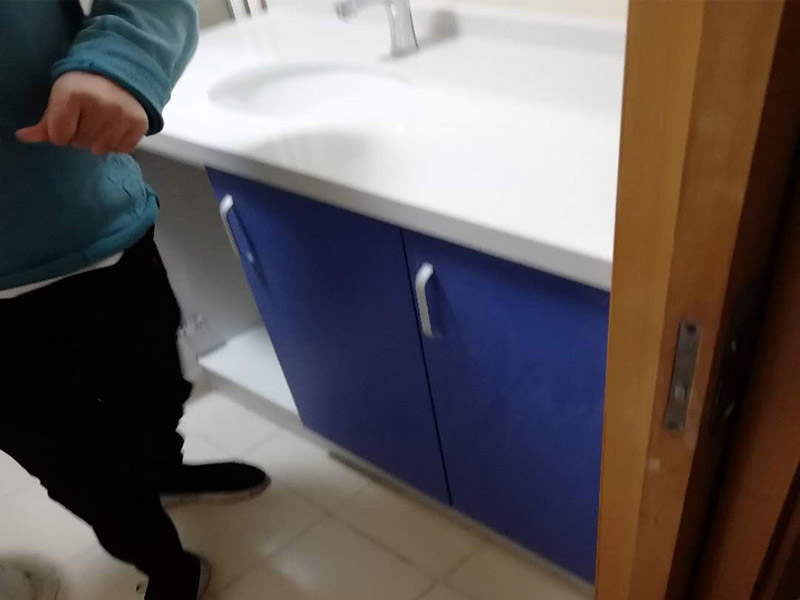 浴室柜裝修安裝:掛墻式浴室柜主柜安裝方法，按柜子掛鐵片的孔位、孔距，量出孔在墻面上的位置。用沖擊鉆在墻面上打孔，再用已有的爆炸螺絲把柜子安裝在墻上。還有用水平尺測量柜子是否安裝水平，再把臺面盆放在柜子上面。浴室柜一般距離地面的高度是80cm-85cm，根據(jù)使用人的身高和習慣可以略做調(diào)節(jié)。