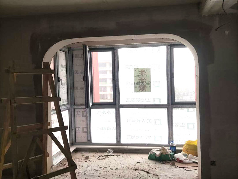 客廳吊頂造型施工：在客廳四周做吊頂，中間不做吊頂。這種吊頂可用木材夾板成型，設計成各種形狀，在配以射燈或筒燈，在不吊頂的中間不分配上新穎的吸頂燈。這樣會在視覺上增加視覺的層高，教適合于大空間的客廳。將客廳四周的吊頂做厚，而中間部分作薄，從而形成兩個明顯的層次。 確定吊頂區域,在相鄰墻面彈出水平線，畫龍骨固定線，頂面打空,栽內漲絲,旋緊鍍鋅吊掛傳絲，架設輕鋼龍骨，用防銹自功釘固定石膏板并留出筒燈安裝點位，在石膏板銜接處預留8-10mm空隙,充填石膏外貼牛皮紙，用防銹漆將所有釘眼涂。