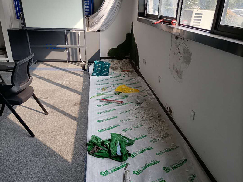 墻面局部修補施工:先將墻體破損凸出的地方鏟掉；取出從網上商城買的補墻膏補墻漆套裝；打開補墻膏，先攪拌均勻后，用小鏟抹少量補墻膏，填進坑洼起皮的部位，干燥24小時；隔天干后對墻體用砂紙打磨平整，用抹布把表面粉層擦拭掉；用補墻漆兌10%左右的水稀釋，攪拌均勻后用刷子涂在墻體上，進行2~3涂刷。
