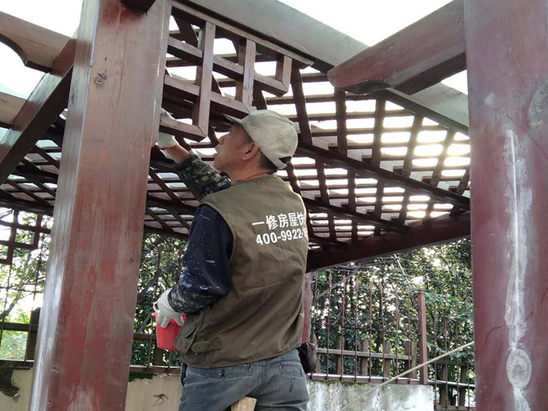 花園欄桿加固刷漆：清理木器表面→磨砂紙打光→上潤泊粉→打磨砂紙→滿刮第一遍膩子,砂紙磨光→滿刮第二遍膩子,細砂紙磨光→涂刷油色→刷第一遍清漆→拼找顏色,復補膩子,細砂紙磨光→刷第二遍清漆,細砂紙磨光→刷第三遍清漆、磨光→水砂紙打磨退光,打蠟,擦亮。 打磨基層是涂刷清漆的重要工序,應首先將木器表面的塵灰、油污等雜質清除干凈。 上潤油粉也是清漆涂刷的重要工序,施工時用棉絲蘸油粉涂抹在木器的表面上,用手來回揉擦,將油粉擦入到木材的察眼內。 涂刷清油時,手握油刷要輕松自然,手指輕輕用力,以移動時不松動、不掉刷為準。 涂刷時要按照蘸次要多、每次少蘸油、操作時勤,順刷的要求,依照先上后下、先難后易、先左后右、先里后外的順序和橫刷豎順的操作方法施工。