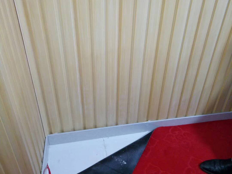墻內(nèi)水管漏水檢測：首先，可以通過尋管儀確定管道的確切位置，其次，保持一直不要用水，先看一下水表，記下數(shù)字，過會再去看水表，觀察是否漏水把水閘關(guān)掉，把水放干。找一根水管向地漏沖水，看樓下會不會漏水堵住地漏，在衛(wèi)生間放較多水，一會兒后，觀察樓下會不會漏水，如果進水管和排水管正常，但防水層漏水測試發(fā)現(xiàn)樓下漏水，那就是防水層漏水，找到漏水處后，先關(guān)閉閥門、截斷水源后，將水龍頭打開至適當(dāng)位置，然后用專用膠布捆住漏水的部位。