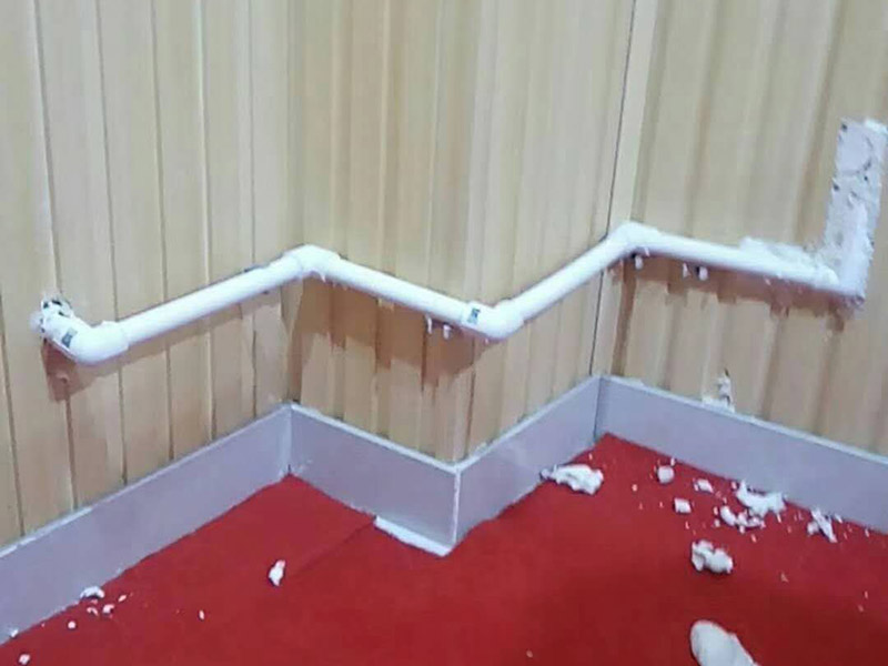 墻內(nèi)水管漏水檢測：首先，可以通過尋管儀確定管道的確切位置，其次，保持一直不要用水，先看一下水表，記下數(shù)字，過會再去看水表，觀察是否漏水把水閘關(guān)掉，把水放干。找一根水管向地漏沖水，看樓下會不會漏水堵住地漏，在衛(wèi)生間放較多水，一會兒后，觀察樓下會不會漏水，如果進水管和排水管正常，但防水層漏水測試發(fā)現(xiàn)樓下漏水，那就是防水層漏水，找到漏水處后，先關(guān)閉閥門、截斷水源后，將水龍頭打開至適當(dāng)位置，然后用專用膠布捆住漏水的部位。