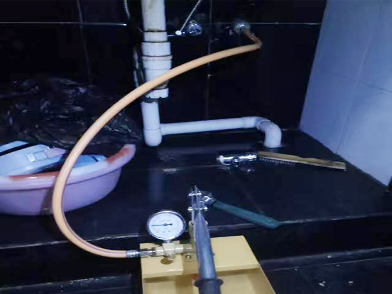 墻內(nèi)水管漏水檢測：首先，可以通過尋管儀確定管道的確切位置，其次，保持一直不要用水，先看一下水表，記下數(shù)字，過會再去看水表，觀察是否漏水把水閘關(guān)掉，把水放干。找一根水管向地漏沖水，看樓下會不會漏水堵住地漏，在衛(wèi)生間放較多水，一會兒后，觀察樓下會不會漏水，如果進水管和排水管正常，但防水層漏水測試發(fā)現(xiàn)樓下漏水，那就是防水層漏水，找到漏水處后，先關(guān)閉閥門、截斷水源后，將水龍頭打開至適當(dāng)位置，然后用專用膠布捆住漏水的部位。