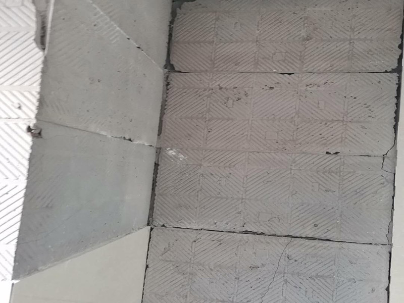 瓷磚空鼓維修鋪貼：首先，先使用空鼓錘敲擊墻面確認(rèn)空鼓范圍。如果敲擊的聲音比較沉悶的話，說明鋪貼比較實(shí)也比較牢固。反之，發(fā)出“咚咚”清脆的聲響的話，說明瓷磚存在空鼓。然后在開孔處注射瓷磚空鼓修復(fù)膠。如有溢出的膠水盡量在干固之前用濕抹布擦掉，如填縫處有膠水滲出是因為原有的填縫劑密度不夠，可重新涂抹一層密度較大的填縫劑。最后使用填縫劑填補(bǔ)孔位，擦掉多余的填縫劑。