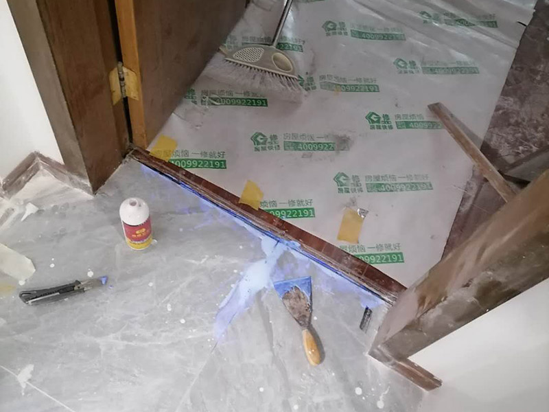 局部瓷磚空鼓維修：先把拱起的瓷磚與其他瓷磚之間的接縫用切割機鋸開(切割時會有很大的粉塵，所以需要不停地往切割機里加水)，要很小心地把瓷磚掀起，動作一定要輕，否則容易造成瓷磚破裂。 把粘在瓷磚邊上的水泥砂漿全部刮掉。處理磚下的水泥層，刨掉1-2厘米，清理干凈。 均勻涂上一層混合水泥砂漿。水泥黃沙比例為：墻磚1：3，地磚：1：2——3，水泥的水泥標號為32.5號水泥。此外，如果使用的是白水泥，一定要采用108膠，這樣可以使水泥與地磚之間緊密黏合。 把清理好的瓷磚重新鋪好，壓平，等水泥徹底干透后再使用填縫機加固，從而避免地磚上翹、開裂的現象。