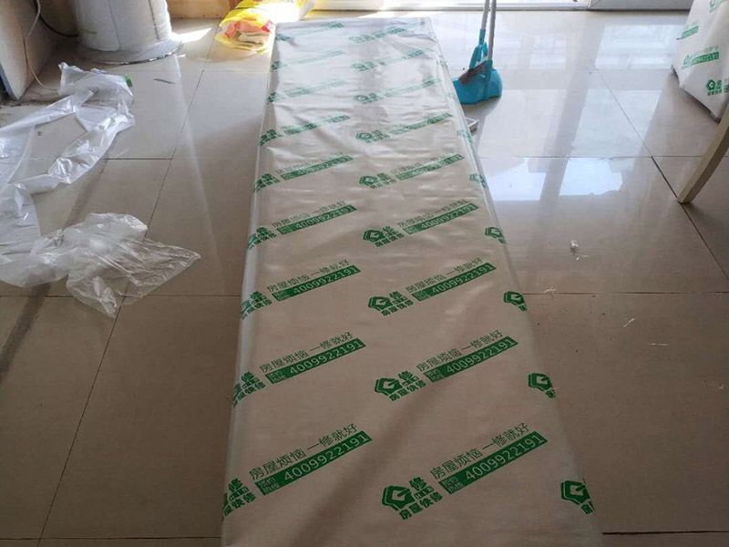 撕墻紙成品保護:在墻面頂部選一塊不顯眼的角落，用美工刀的刀尖將墻紙掀起。注：揭除可剝離墻紙時，掀起墻紙一角，將其從墻上撕下，手要盡量靠近墻面，這樣可將撕破墻紙的可能性降到最低。 墻紙、墻布裝飾面已經裱糊完成的房間應該及時清理干凈，在后續(xù)施工過程中，不要再作為物料 房或休息室使用，避免墻紙、墻布遭受污染或損壞，房間最好及時上鎖，并定期做好通風換氣、排氣的工作。 墻面裱糊時，各道工序必須嚴格按照規(guī)程施工，操作時要做到干凈利落，邊縫要切割整齊到位，膠痕跡要擦干凈。