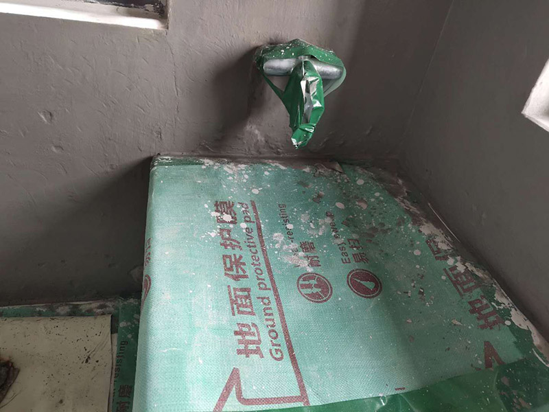 衛生間防水處理：首先就要把衛生間的地平面整平，地面不平，在涂刷防水涂料的時候就可能會涂不均勻，又或是地面因為不平而容易裂開，這即使是涂了防水涂料上去也會隨著地面裂開。 衛生間的墻面上也需要做防水處理，一般都是自地平面向上在墻面上涂刷30cm，這是為了不讓積水滲透到墻面里形成返潮；不過有許多家庭都會使用淋浴房，在這一塊區就需要把防水涂料涂刷到180cm，這樣噴頭的水就不容易滲入墻內；如果是浴缸，那就把高度涂高到浴缸之上30cm。 防水層涂刷好后，需要涼一定的時間。這樣是為了讓防水層與墻面更好地融合在一起，以防止在之后的施工中對防水層造成破壞，這點在之后的鋪地磚過程中猶其是要注意。 在墻與地面相接處，也包括角落部分，還有管與建筑效接處，這幾個地方就要用高彈性的柔性防水涂料，這幾個地方要特別注意，會漏水的地方經常是這幾個地方。