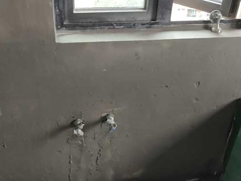 衛生間防水處理：首先就要把衛生間的地平面整平，地面不平，在涂刷防水涂料的時候就可能會涂不均勻，又或是地面因為不平而容易裂開，這即使是涂了防水涂料上去也會隨著地面裂開。 衛生間的墻面上也需要做防水處理，一般都是自地平面向上在墻面上涂刷30cm，這是為了不讓積水滲透到墻面里形成返潮；不過有許多家庭都會使用淋浴房，在這一塊區就需要把防水涂料涂刷到180cm，這樣噴頭的水就不容易滲入墻內；如果是浴缸，那就把高度涂高到浴缸之上30cm。 防水層涂刷好后，需要涼一定的時間。這樣是為了讓防水層與墻面更好地融合在一起，以防止在之后的施工中對防水層造成破壞，這點在之后的鋪地磚過程中猶其是要注意。 在墻與地面相接處，也包括角落部分，還有管與建筑效接處，這幾個地方就要用高彈性的柔性防水涂料，這幾個地方要特別注意，會漏水的地方經常是這幾個地方。