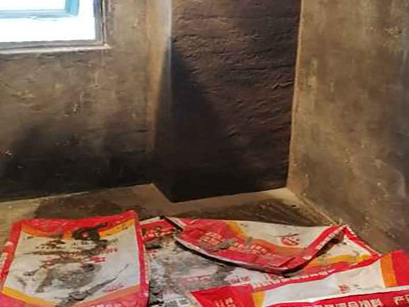 衛生間防水貼磚：一般的防水施工要做2到3遍，而且防水的順序也是有講究的，比如，要先做完墻面防水再貼墻磚，其次才可以做地面防水，再貼地磚。因為地面經常會踩來踩去，地面防水如果先做了會很容易踩壞。一般情況下，在2到3遍的防水層全部做好后，會有5到7天的固化期，固化期到了，我們也需要重新測試防水做的好不好，漏不漏水，這就需要再加水測試24小時后看看家里地面水位是否下降，或者看看樓下鄰居的衛生間有沒有漏水的痕跡。 如果沒有漏水，那要記得再用一層水泥砂漿做一層防水保護，其目的是防止貼磚工作摩擦二次破壞防水層表面。但如果還是漏水，那就說明防水沒做徹底，需要重做防水。按照第一次的工序再等待干透和測試，沒有問題就可以鋪貼地磚了。