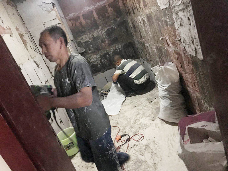 廚房拆除重裝施工：拆除舊廚房是工程中的第一項，將情墻面和地面上原有的瓷磚全部砸掉，不要只砸掉一半或一部分，以免后面在鋪貼時有縫隙。拆除吊頂、廚具和燈具，需按照一定的流程拆除。如果想要重新將廚房整頓一下，那么就將廚房的一切原有的都拆除掉。水路和電路的設計都是很隱藏的，一般都會做成暗管，隱藏在墻面或地面下，既美觀又不影響使用。做防水是必要的步驟，當抹平的水泥完全干透后，要在上面涂抹2-3遍的防水涂料。防水涂料完全干透后，要做防水實驗。貼磚時避免直接站在防水層上，以免踩壞防水層。貼磚工人要站在做完防水處理后的地面上進行鋪貼瓷磚。貼瓷磚時要防止出現空鼓和參差不齊的現象。瓷磚和地磚鋪貼完成后，就要按照流程安裝其他家具，比如櫥柜、吊頂和燈具等等。