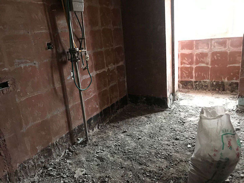 廚房拆除重裝施工：拆除舊廚房是工程中的第一項，將情墻面和地面上原有的瓷磚全部砸掉，不要只砸掉一半或一部分，以免后面在鋪貼時有縫隙。拆除吊頂、廚具和燈具，需按照一定的流程拆除。如果想要重新將廚房整頓一下，那么就將廚房的一切原有的都拆除掉。水路和電路的設計都是很隱藏的，一般都會做成暗管，隱藏在墻面或地面下，既美觀又不影響使用。做防水是必要的步驟，當抹平的水泥完全干透后，要在上面涂抹2-3遍的防水涂料。防水涂料完全干透后，要做防水實驗。貼磚時避免直接站在防水層上，以免踩壞防水層。貼磚工人要站在做完防水處理后的地面上進行鋪貼瓷磚。貼瓷磚時要防止出現空鼓和參差不齊的現象。瓷磚和地磚鋪貼完成后，就要按照流程安裝其他家具，比如櫥柜、吊頂和燈具等等。