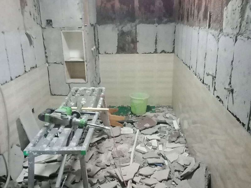 廚房拆除重裝施工：拆除舊廚房是工程中的第一項，將情墻面和地面上原有的瓷磚全部砸掉，不要只砸掉一半或一部分，以免后面在鋪貼時有縫隙。拆除吊頂、廚具和燈具，需按照一定的流程拆除。如果想要重新將廚房整頓一下，那么就將廚房的一切原有的都拆除掉。水路和電路的設計都是很隱藏的，一般都會做成暗管，隱藏在墻面或地面下，既美觀又不影響使用。做防水是必要的步驟，當抹平的水泥完全干透后，要在上面涂抹2-3遍的防水涂料。防水涂料完全干透后，要做防水實驗。貼磚時避免直接站在防水層上，以免踩壞防水層。貼磚工人要站在做完防水處理后的地面上進行鋪貼瓷磚。貼瓷磚時要防止出現空鼓和參差不齊的現象。瓷磚和地磚鋪貼完成后，就要按照流程安裝其他家具，比如櫥柜、吊頂和燈具等等。