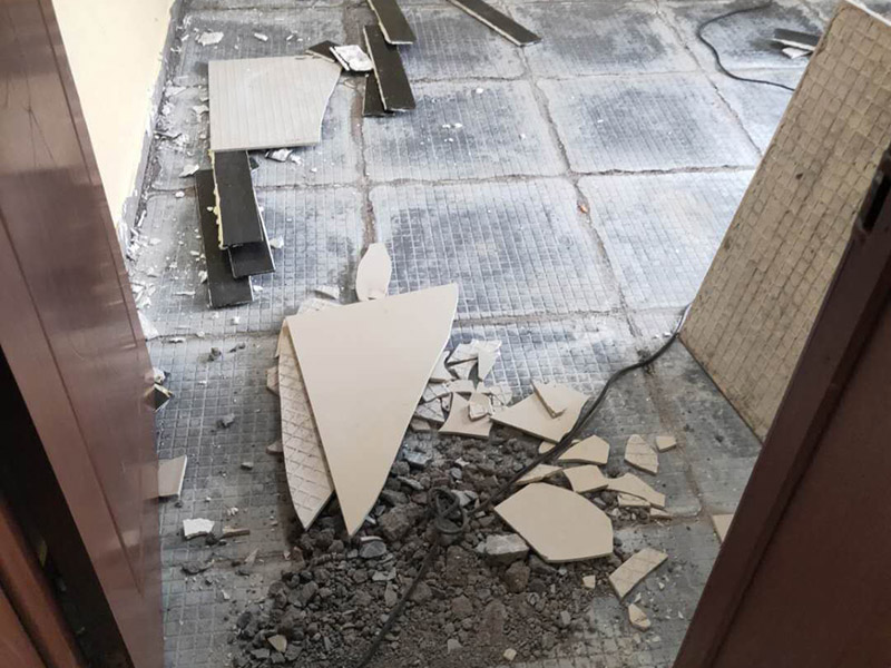 全屋瓷磚拆除施工:首先要撬開大門口的那塊地磚，因為那塊地du磚是有一邊露在外面的所以比較容易撬開。再用扁的鑿子一片一片的往里撬，如果水泥砂漿做的不是特別牢固的話可以直接用錘子把扁撬敲擊地磚和水泥地中間的縫隙。