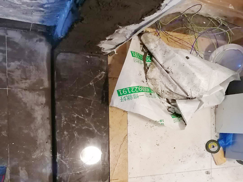廚房局部改造：防水主要是要確保洗菜盆的位置和地面的傾角。前者最關鍵是做好接口的防水。用夾板做的櫥柜受水后通通氣就行了，但組合式的櫥柜受水后就會膨脹，致使其后表面防火板層脫離。因而櫥柜的座地部分一定要做10公分的磚臺，防水最有效。 舊廚房的內部結構相對要復雜一些。不僅是要請裝修公司對廚房進行丈量，還需要看看各種管道原來的位置是否合適，如果不合適則需要進行改動，則裝修公司會出一份廚房改造圖紙交給施工隊，由施工隊按圖紙進行必要的改造。