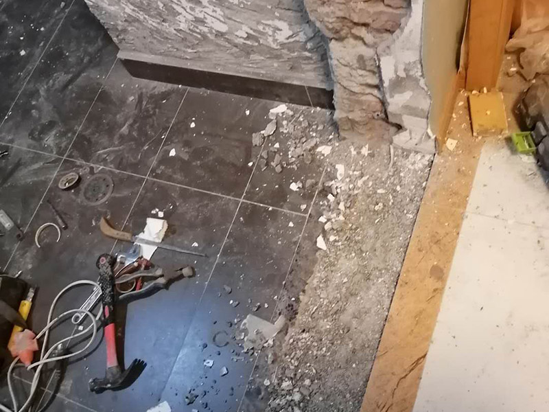 廚房局部改造：防水主要是要確保洗菜盆的位置和地面的傾角。前者最關鍵是做好接口的防水。用夾板做的櫥柜受水后通通氣就行了，但組合式的櫥柜受水后就會膨脹，致使其后表面防火板層脫離。因而櫥柜的座地部分一定要做10公分的磚臺，防水最有效。 舊廚房的內部結構相對要復雜一些。不僅是要請裝修公司對廚房進行丈量，還需要看看各種管道原來的位置是否合適，如果不合適則需要進行改動，則裝修公司會出一份廚房改造圖紙交給施工隊，由施工隊按圖紙進行必要的改造。