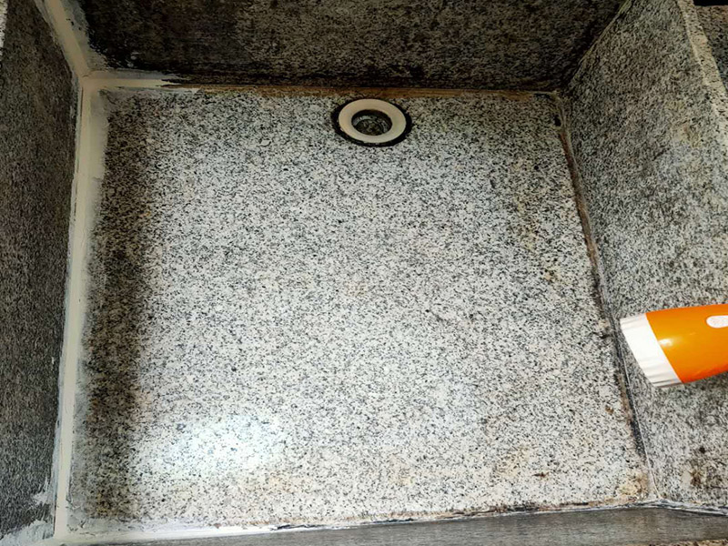 水池漏水打膠：1、將水池放好后，用筆沿著盆四邊畫一圈，然后把水池取上來；沿著畫的線打一圈玻璃膠，打好后把盆放下去壓一下，把多出來的膠用刮板刮掉就可以了。 2、玻璃膠可以換成密封條，密封條也具有防水的作用。密封條是硅膠制成，和玻璃膠的成分大體相同，防水的效果是完全相同的。