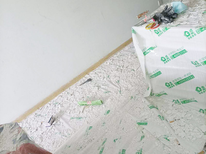 天花板翻新成品保護:檢查舊房墻面基層問題，對癥下藥施工，如果墻面裝修5年甚至10年以上，墻面有開裂，滲水，起皮或者之前有貼過墻紙的舊房，就需要將原墻紙撕掉，將墻面鏟至毛坯層，做鏟墻施工，如近幾年裝修過的房子，則不需要做鏟墻施工，墻面基層無明顯破損，打磨膩子或者重新批刮膩子，做乳膠漆施工即可。 成品保護：將房中小件物品搬移到柜子，儲物柜等不需要施工的位置，如樓梯間，衛生間等，利用專業的遮蔽保護膜貼在地面，包裝家具，避免施工期間對家中的物品造成損害和污染。