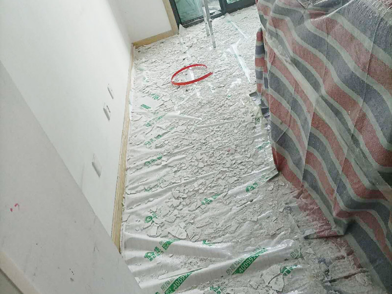 天花板翻新成品保護:檢查舊房墻面基層問題，對癥下藥施工，如果墻面裝修5年甚至10年以上，墻面有開裂，滲水，起皮或者之前有貼過墻紙的舊房，就需要將原墻紙撕掉，將墻面鏟至毛坯層，做鏟墻施工，如近幾年裝修過的房子，則不需要做鏟墻施工，墻面基層無明顯破損，打磨膩子或者重新批刮膩子，做乳膠漆施工即可。 成品保護：將房中小件物品搬移到柜子，儲物柜等不需要施工的位置，如樓梯間，衛生間等，利用專業的遮蔽保護膜貼在地面，包裝家具，避免施工期間對家中的物品造成損害和污染。