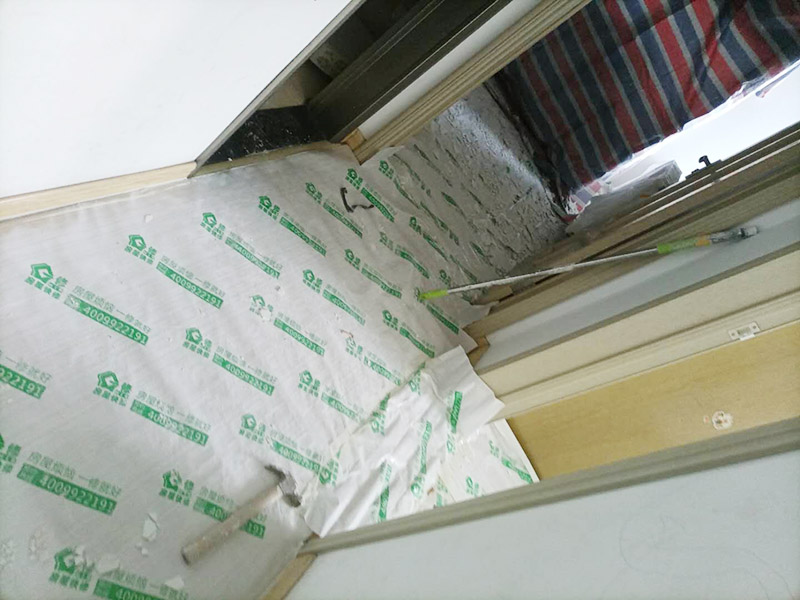 天花板翻新成品保護:檢查舊房墻面基層問題，對癥下藥施工，如果墻面裝修5年甚至10年以上，墻面有開裂，滲水，起皮或者之前有貼過墻紙的舊房，就需要將原墻紙撕掉，將墻面鏟至毛坯層，做鏟墻施工，如近幾年裝修過的房子，則不需要做鏟墻施工，墻面基層無明顯破損，打磨膩子或者重新批刮膩子，做乳膠漆施工即可。 成品保護：將房中小件物品搬移到柜子，儲物柜等不需要施工的位置，如樓梯間，衛生間等，利用專業的遮蔽保護膜貼在地面，包裝家具，避免施工期間對家中的物品造成損害和污染。