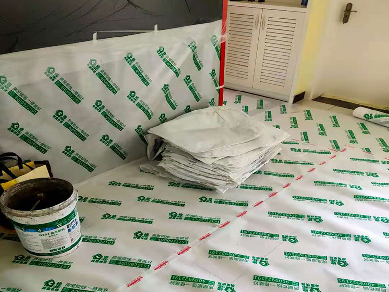 走廊過道成品保護：各種裝修物料的進場以及各種建筑裝修垃圾的清理，都會經過入戶門，這些物品在搬運的過程中，與入戶門發生磕碰、摩擦的機率大大增加，所以，第一個需要做好成品保護的地方就是我們的入戶門。建議：在裝修開工前直到家具進場期間，都需要對入戶門進行保護！對于這一點，可以使用成品保護膜將門包裹。