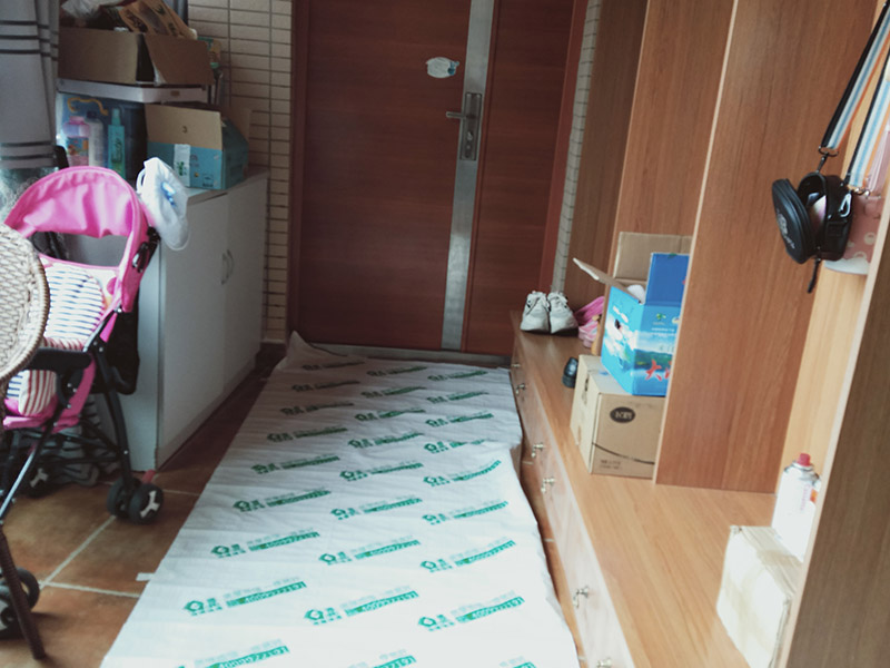 走廊過道成品保護：各種裝修物料的進場以及各種建筑裝修垃圾的清理，都會經過入戶門，這些物品在搬運的過程中，與入戶門發生磕碰、摩擦的機率大大增加，所以，第一個需要做好成品保護的地方就是我們的入戶門。建議：在裝修開工前直到家具進場期間，都需要對入戶門進行保護！對于這一點，可以使用成品保護膜將門包裹。