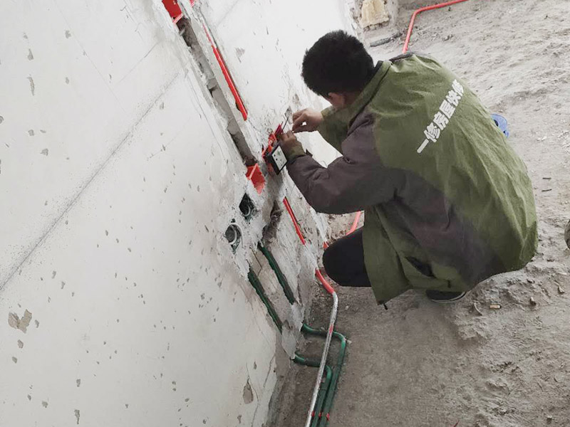 全屋電路走線施工：電路定位很重要！插座安裝在哪里安裝多少，開關安裝在哪里安裝多少，哪些地方需要安裝燈具等等，這些都需要根據家中實際的電路用途來確定。電路定位搞定以后就可以根據定位以及走向開布線槽了。 開布線槽有講究，需盡量保持橫平豎直。不過對于墻面開槽，規范的做法不允許開橫槽，因為這可能會影響到墻面的承重能力。 開槽的深度也有要求，通常情況下深度為PVC線管的直徑+10mm。