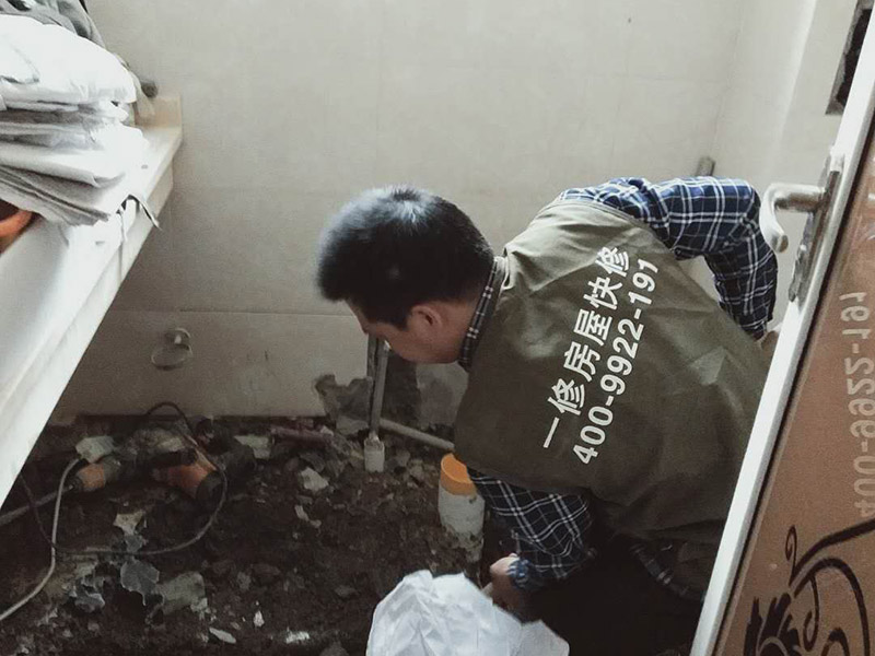 衛(wèi)生間防水案例1、基層處理：基層處理是衛(wèi)生間做防水的基礎(chǔ)工作，要找平地面，確保地面的平整干凈。如果地面有縫隙或者不平整的情況，后期可能會(huì)造成漏水等問(wèn)題。 2、鋪貼涂料：鋪貼涂料時(shí)要做到用力均勻，不能漏刷、缺刷，避免脫落、開(kāi)裂等，過(guò)于干燥的季節(jié)也不適宜做防水。涂刷的厚度小于1毫米比較好。 3、鋪保護(hù)層：做完防水涂層后一定要涂上表面防護(hù)涂料，對(duì)內(nèi)部材料起到保護(hù)的作用。鋪保護(hù)層與鋪防水涂料一樣要做到均勻、無(wú)裂痕、不脫落。 4、閉水試驗(yàn)：閉水實(shí)驗(yàn)是衛(wèi)生間做防水的最后一步，對(duì)防水施工進(jìn)行檢查。在防水層徹底干透后，在衛(wèi)生間蓄水24小時(shí)以上，看是否有漏水等現(xiàn)象。
