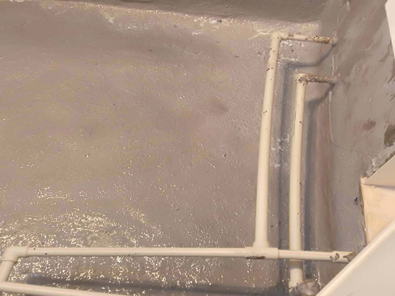 衛(wèi)生間防水案例1、基層處理：基層處理是衛(wèi)生間做防水的基礎(chǔ)工作，要找平地面，確保地面的平整干凈。如果地面有縫隙或者不平整的情況，后期可能會(huì)造成漏水等問(wèn)題。 2、鋪貼涂料：鋪貼涂料時(shí)要做到用力均勻，不能漏刷、缺刷，避免脫落、開(kāi)裂等，過(guò)于干燥的季節(jié)也不適宜做防水。涂刷的厚度小于1毫米比較好。 3、鋪保護(hù)層：做完防水涂層后一定要涂上表面防護(hù)涂料，對(duì)內(nèi)部材料起到保護(hù)的作用。鋪保護(hù)層與鋪防水涂料一樣要做到均勻、無(wú)裂痕、不脫落。 4、閉水試驗(yàn)：閉水實(shí)驗(yàn)是衛(wèi)生間做防水的最后一步，對(duì)防水施工進(jìn)行檢查。在防水層徹底干透后，在衛(wèi)生間蓄水24小時(shí)以上，看是否有漏水等現(xiàn)象。