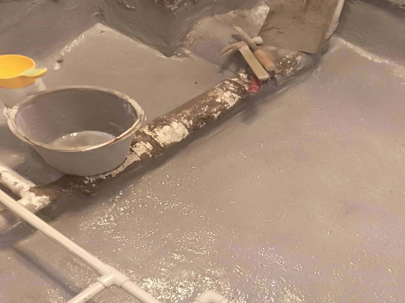 衛(wèi)生間防水案例1、基層處理：基層處理是衛(wèi)生間做防水的基礎(chǔ)工作，要找平地面，確保地面的平整干凈。如果地面有縫隙或者不平整的情況，后期可能會(huì)造成漏水等問(wèn)題。 2、鋪貼涂料：鋪貼涂料時(shí)要做到用力均勻，不能漏刷、缺刷，避免脫落、開(kāi)裂等，過(guò)于干燥的季節(jié)也不適宜做防水。涂刷的厚度小于1毫米比較好。 3、鋪保護(hù)層：做完防水涂層后一定要涂上表面防護(hù)涂料，對(duì)內(nèi)部材料起到保護(hù)的作用。鋪保護(hù)層與鋪防水涂料一樣要做到均勻、無(wú)裂痕、不脫落。 4、閉水試驗(yàn)：閉水實(shí)驗(yàn)是衛(wèi)生間做防水的最后一步，對(duì)防水施工進(jìn)行檢查。在防水層徹底干透后，在衛(wèi)生間蓄水24小時(shí)以上，看是否有漏水等現(xiàn)象。