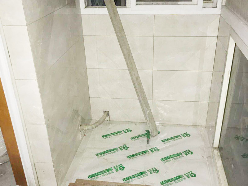 陽臺墻地磚鋪貼：1. 地磚直線鋪設方式是最原始，最傳統的方法。可謂是經典不倒，古人的流傳至今，相信未來也依然保持的一種作法。 2.好處是:大方得體，工整，簡約。讓欣賞的人感受到地磚的那份強烈的質感存。 3.無論是家裝，工裝，還是場所，都能適用。接下來介紹的是鋪設地磚方法稍微跳動一些的鋪法。也是在傳統的格局上稍稍變動。是不按傳統的方法直線鋪，而是修改成走，這個方法通常被簡稱位地磚型鋪法。