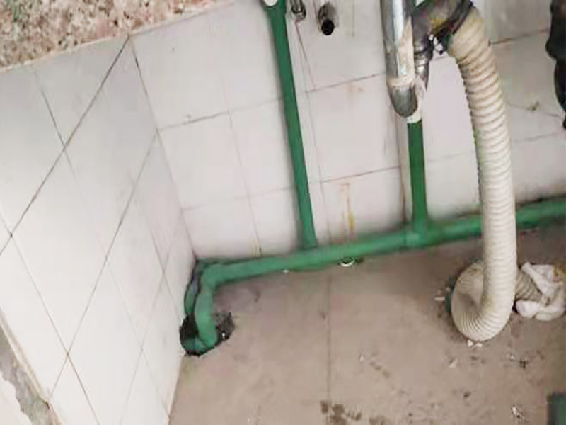 廚房水管暗管鋪設:衛生間的水管裝置前定要遵從合理步驟，一般首要和師傅參議水路的詳細走向，二是用電錘把卡子固定到墻上，三是開端用專業的熱溶機對管子進行熱熔銜接，四是用試壓泵對整個管線進行打壓測試，五是整理現場。