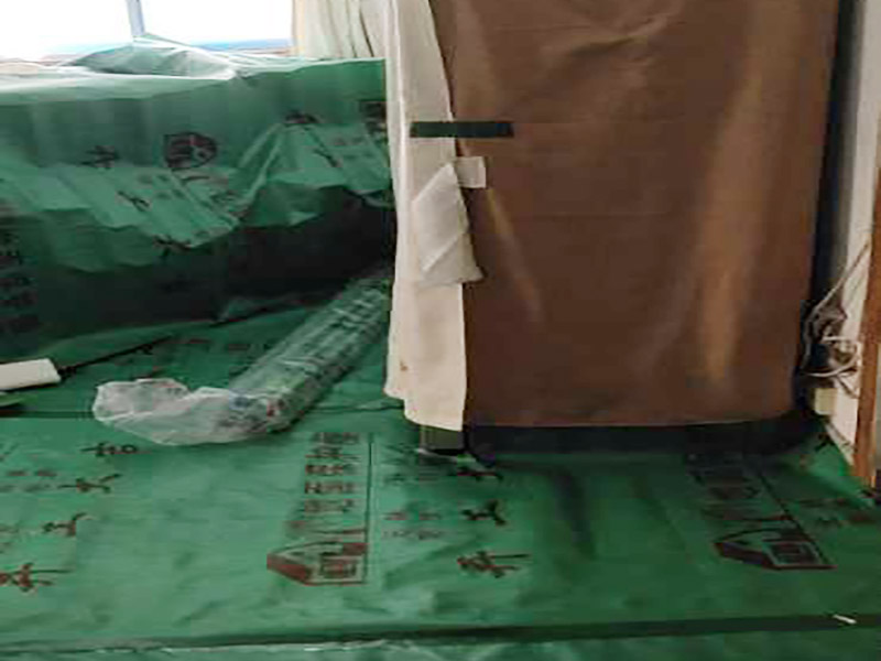 家具保護施工：遠離裝修區域的家居不需要過度防護，只需使用防塵塑料膜布遮蓋即可。地板保護，地板保護需要使用pvc+棉保護膜 （薄的保護膜會在裝修過程中踩壞），沿墻邊使用家較寬的地板專用膠帶密封。家居保護只需要使用普通pvc保護膜即可，注意下方要留足保護膜遮蓋下方地板。門窗保護:使用無紡布門窗保護膜，裁剪適當大小貼在窗戶上級窗戶框上即可。門使用pvc保護膜。小的突起如電源插座，使用保護膜覆蓋用較窄的地板專用膠帶密封。 注意：所有的密封都不要貼到需要粉刷裝修的墻面上。