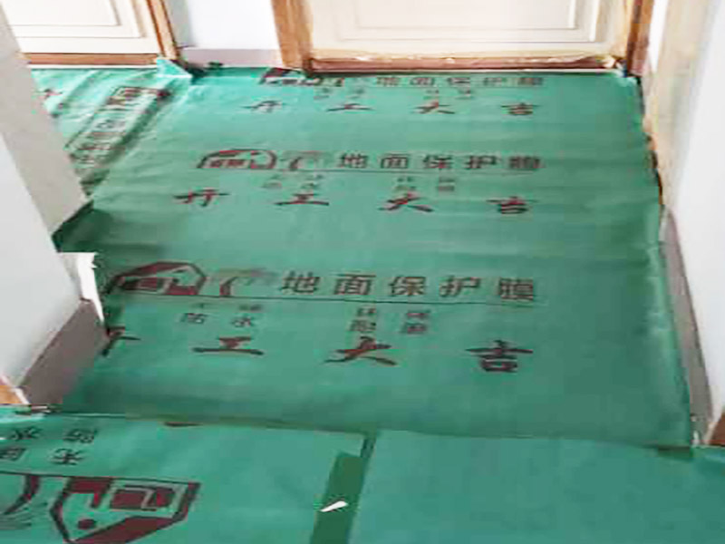 家具保護施工：遠離裝修區域的家居不需要過度防護，只需使用防塵塑料膜布遮蓋即可。地板保護，地板保護需要使用pvc+棉保護膜 （薄的保護膜會在裝修過程中踩壞），沿墻邊使用家較寬的地板專用膠帶密封。家居保護只需要使用普通pvc保護膜即可，注意下方要留足保護膜遮蓋下方地板。門窗保護:使用無紡布門窗保護膜，裁剪適當大小貼在窗戶上級窗戶框上即可。門使用pvc保護膜。小的突起如電源插座，使用保護膜覆蓋用較窄的地板專用膠帶密封。 注意：所有的密封都不要貼到需要粉刷裝修的墻面上。