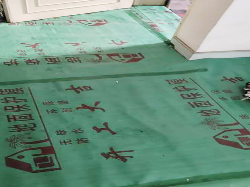 家具保護施工：遠離裝修區域的家居不需要過度防護，只需使用防塵塑料膜布遮蓋即可。地板保護，地板保護需要使用pvc+棉保護膜 （薄的保護膜會在裝修過程中踩壞），沿墻邊使用家較寬的地板專用膠帶密封。家居保護只需要使用普通pvc保護膜即可，注意下方要留足保護膜遮蓋下方地板。門窗保護:使用無紡布門窗保護膜，裁剪適當大小貼在窗戶上級窗戶框上即可。門使用pvc保護膜。小的突起如電源插座，使用保護膜覆蓋用較窄的地板專用膠帶密封。 注意：所有的密封都不要貼到需要粉刷裝修的墻面上。